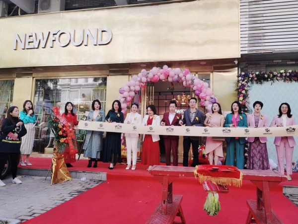 热烈庆祝新加坡设计师品牌纽方•NEWFOUND东莞樟木头店盛大开业！