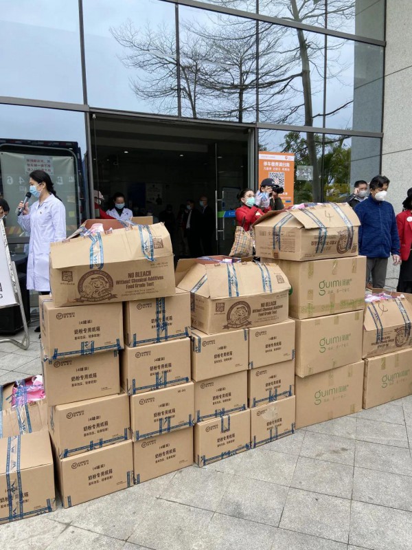 閨秘向深圳市第三人民醫院捐獻500套家居服