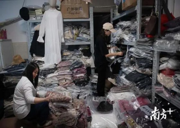 在广州沙河直播的人：山东大汉档口卖女装,网红吃肉“蹭播”喝汤