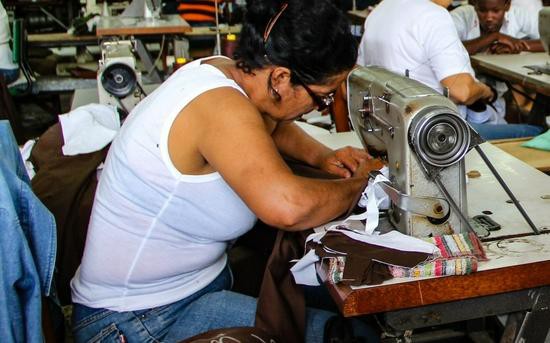 美国加州签署《制衣工人保护法》法案,要求服装制衣厂取消计件工资,确保最低时薪！