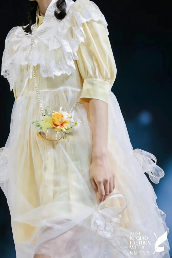 第十届柯桥时尚周,西纺研究院联合纤谷纺织推出“2022春夏服装新品发布会”
