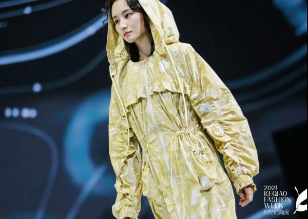 第十届柯桥时尚周，西纺研究院联合纤谷纺织推出“2022春夏服装新品发布会”