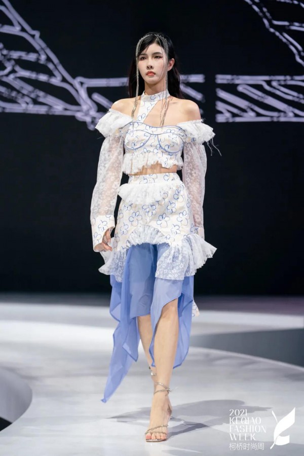第十届柯桥时尚周,西纺研究院联合纤谷纺织推出“2022春夏服装新品发布会”
