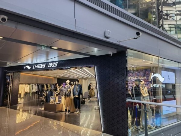 李宁全新独立高级运动品牌将于今日在重庆来福士正式开业,价格线为中国李宁1.3-1.5倍