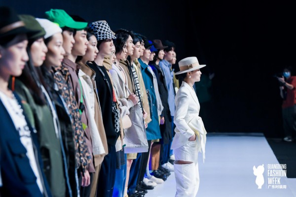 2021广东时装周秋季CAISEDI凯施迪以“释放”、“憧憬”为主题带来两组不同风格的服饰