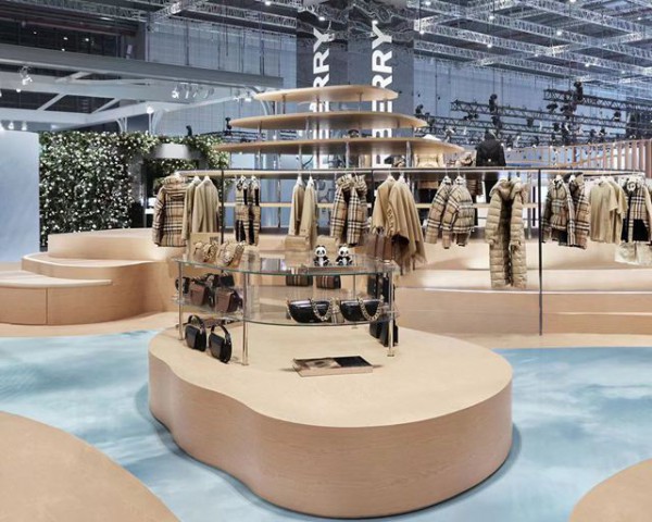 奢侈品品牌Burberry首赴第四届中国进博会,标志性嘎巴甸面料首次亮相