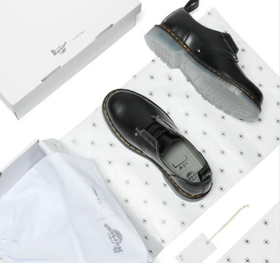 DR. MARTENS与A-COLD-WALL以双方亚文化传承为契机,共同发布其实用主义联名黑色鞋款