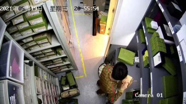 上海一家古驰奢侈品门店店员利用假包掉包售卖,目前已被刑拘！
