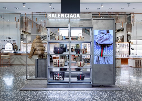BALENCIAGA 与 Saks Fifth Avenue 合作,在美国纽约多地开设系列快闪店