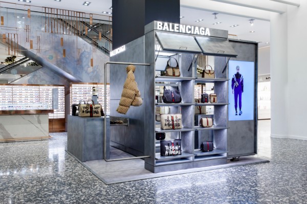 BALENCIAGA 与 Saks Fifth Avenue 合作,在美国纽约多地开设系列快闪店