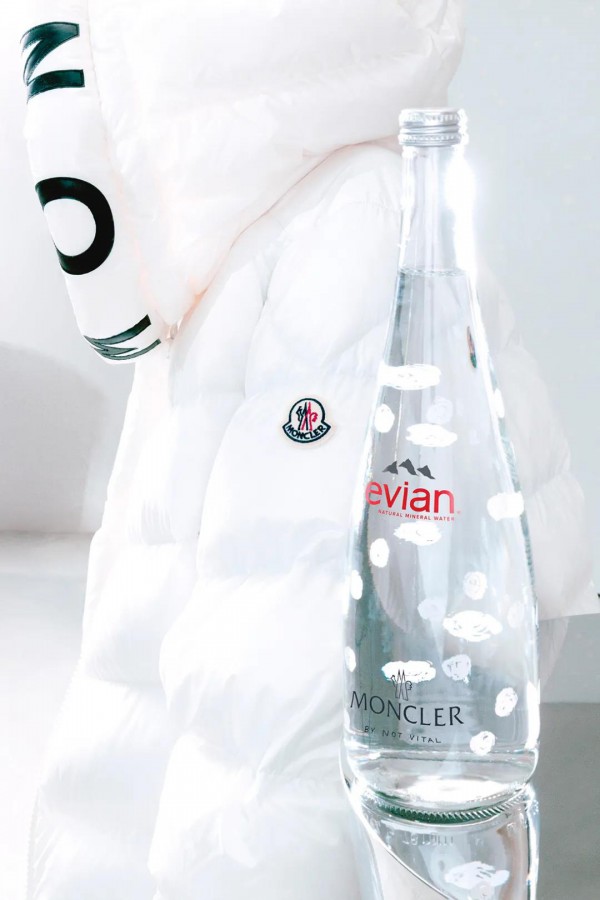 Evian x Moncler 跨界合作发布限量版玻璃水瓶