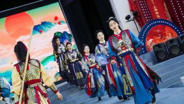 汉服走秀、甲胄表演、国风才艺展演……上海大世界拉开一场“国潮”盛典
