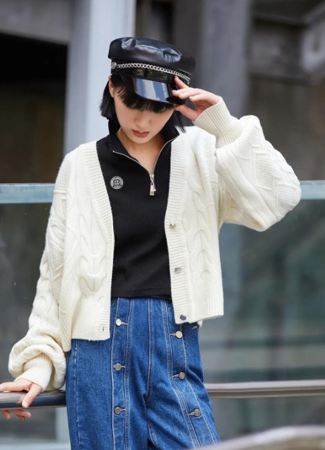 CELINE 2022 春夏成衣系列, BLACKPINK成员LISA现身秀场演绎街头时尚风！