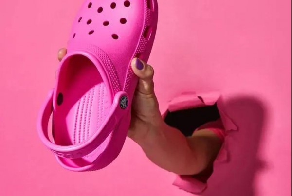 丑到极致的洞洞鞋Crocs三季度竟卖出了2540万双。
