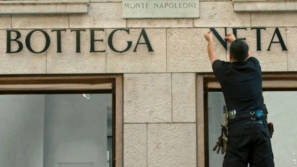 Bottega Veneta拆除线下门店 Logo