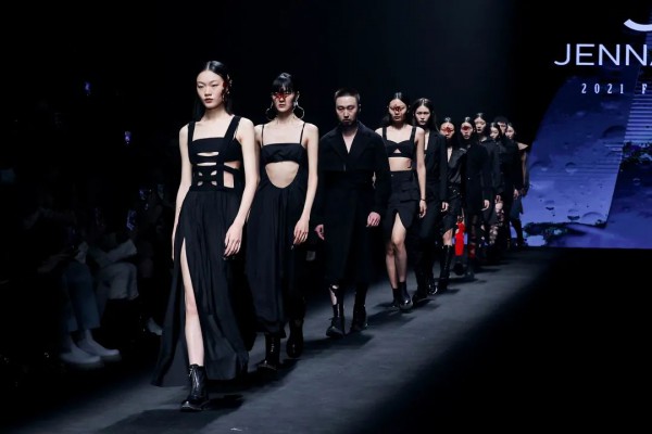 中国国际时装周秀场直击DAY2 | 新锐力量与传统文化的碰撞