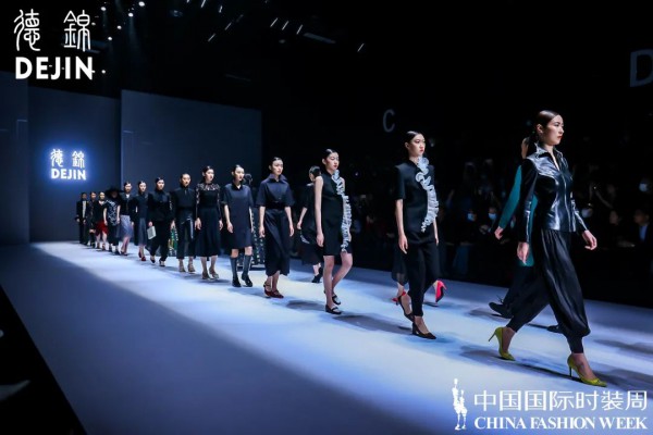 中国国际时装周秀场直击DAY7 浪漫与花城时尚新力量