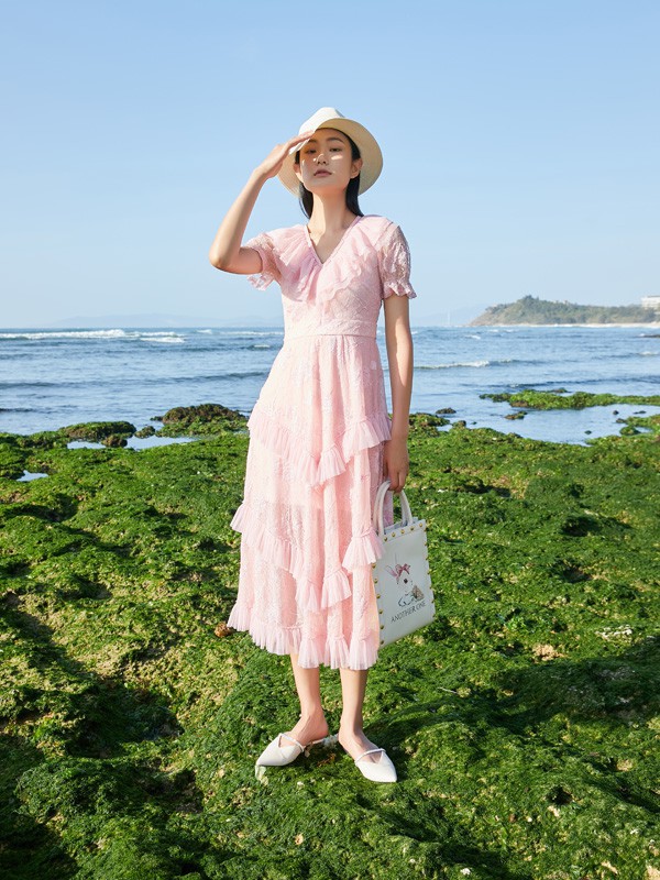 夏天浅蓝色&淡粉色连衣裙谁更显气质?