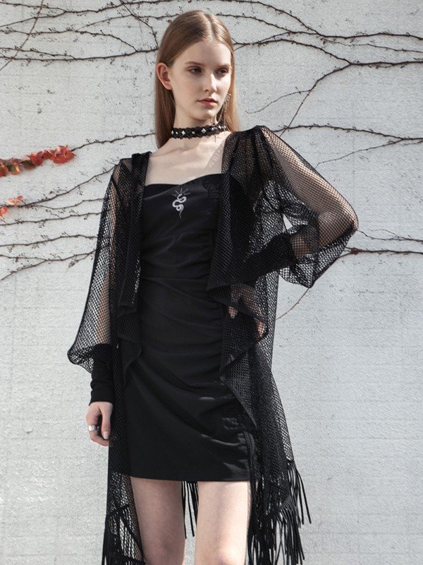 想要选择一款个性的黑色连衣裙？“暗黑系”风格你适合吗？