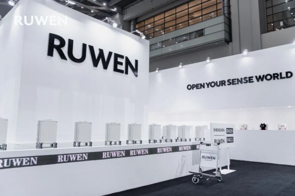 RUWEN品牌亮相深圳国际内衣展并举办专场走秀