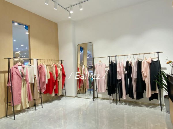 好消息！意澳女装山东蓬莱新店成功开业，预祝生意兴隆！