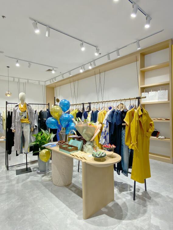 好消息！意澳女装山东蓬莱新店成功开业，预祝生意兴隆！