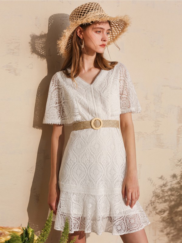 最适合夏天的白色连衣裙搭配 感受欧式风格浪漫