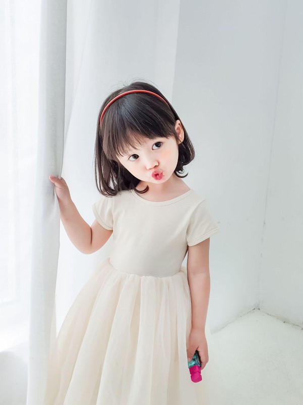 两三岁的小女孩适合穿连衣纱裙吗 粉色&白色哪款更好看
