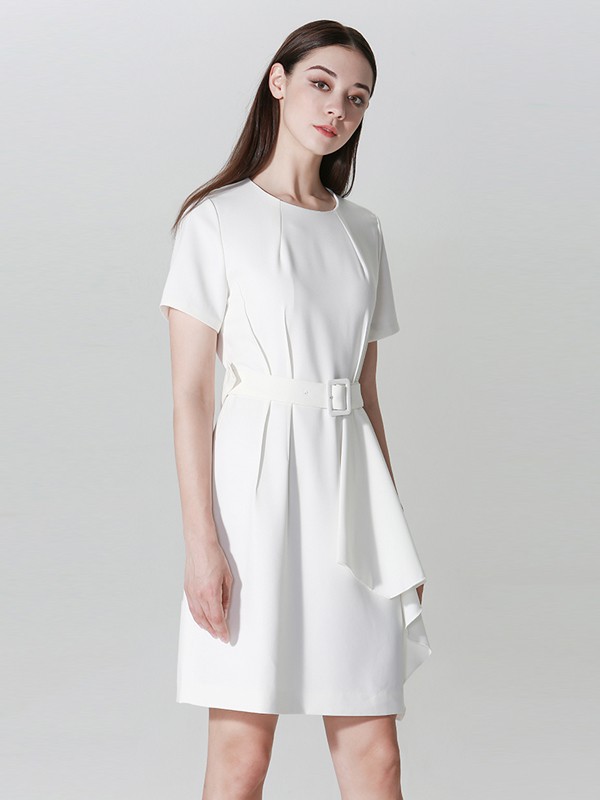 白色连衣裙怎么挑选 无袖和短袖哪款更好看