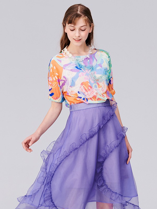 夏季炫彩印花短袖搭配紫色纱裙好看吗