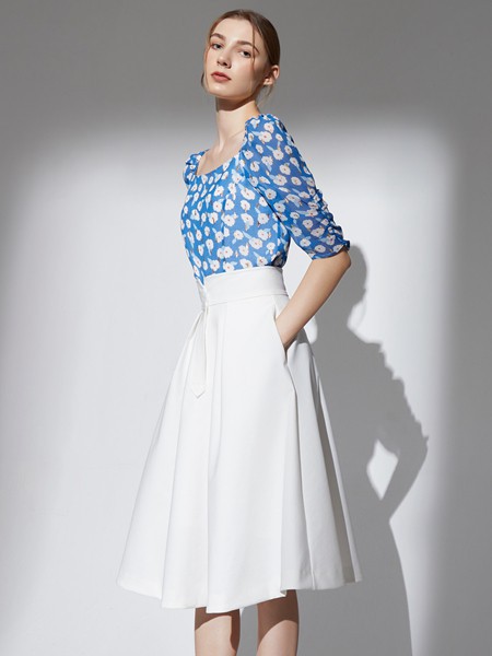 奥伦提品牌女装2023春夏季新款蓝色印花上衣