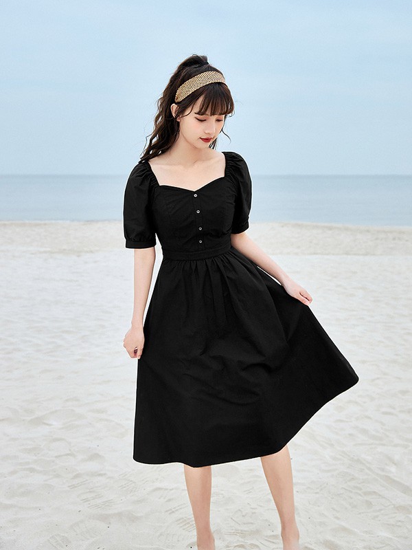 深色系连衣裙怎么挑选 黑色&藏蓝色哪款更显白