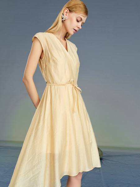 夏季黄色连衣裙怎么挑选  怎么打造轻熟风