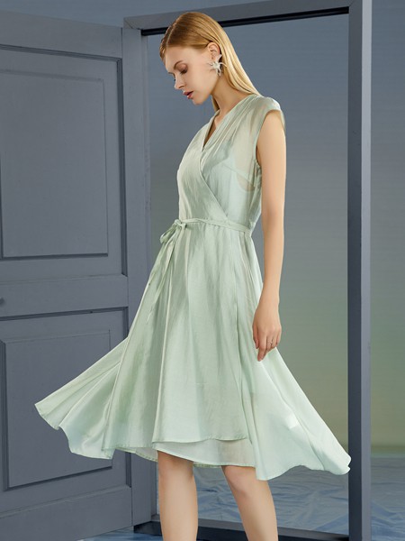 豆绿色连衣裙这么挑选 什么款式更显瘦