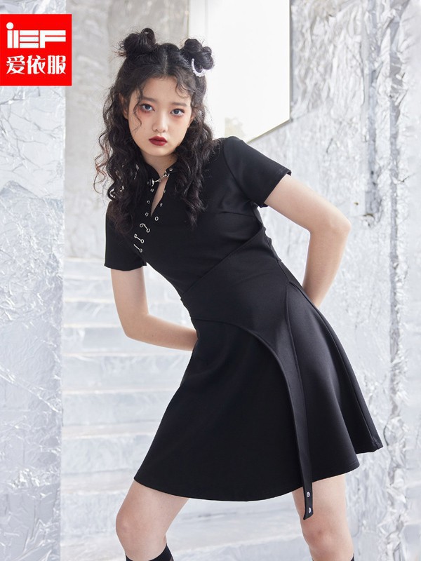 黑色连衣裙怎么挑选 深色服装适合夏季吗