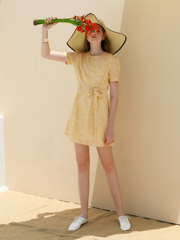 夏季怎么穿才能清凉又舒适呢 黄色的碎花连衣裙你不能错过