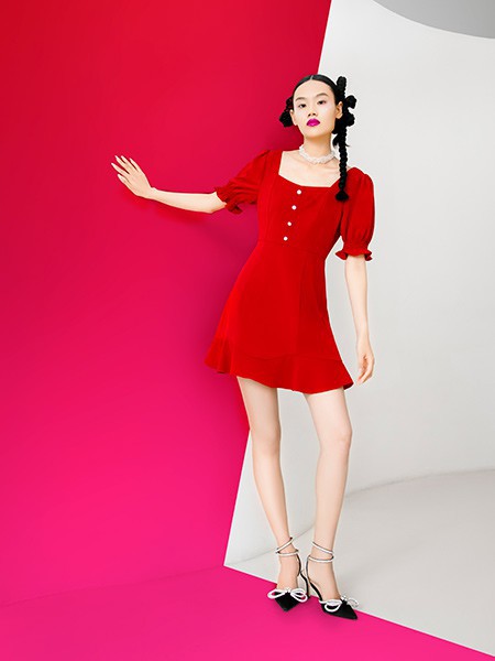 红色连衣裙适合夏季穿吗 适合搭配什么样的鞋子呢