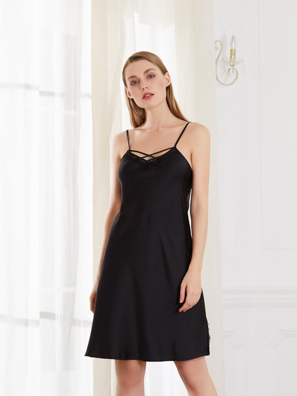 夏季黑色绸缎睡衣怎么挑选 什么款式更性感