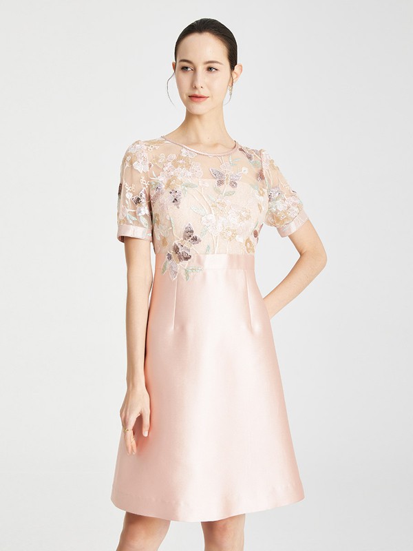 纯色粉色连衣裙有哪些优点 怎么搭配更好看