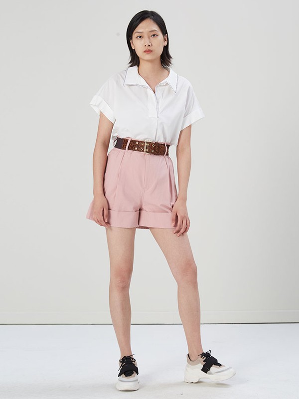 粉色超短裤适合搭配什么上衣 白色衬衫好看吗