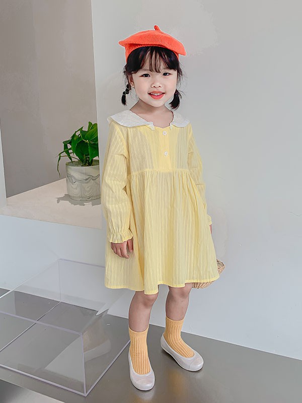 四岁小女孩穿什么更显天真烂漫？黄色单品要如何搭配更亮眼?