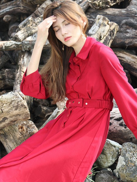 红色连衣裙适合秋冬穿吗 什么款式更加好看