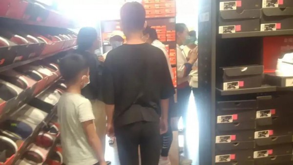 农民工带孩子去买衣服被侮辱、歧视！耐克道歉   员工素质有待提高