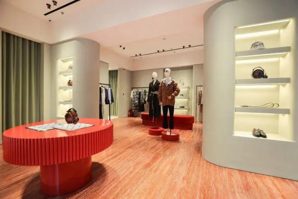 高级时装品牌CARVEN巴黎旗舰店已于9月1日重新开业