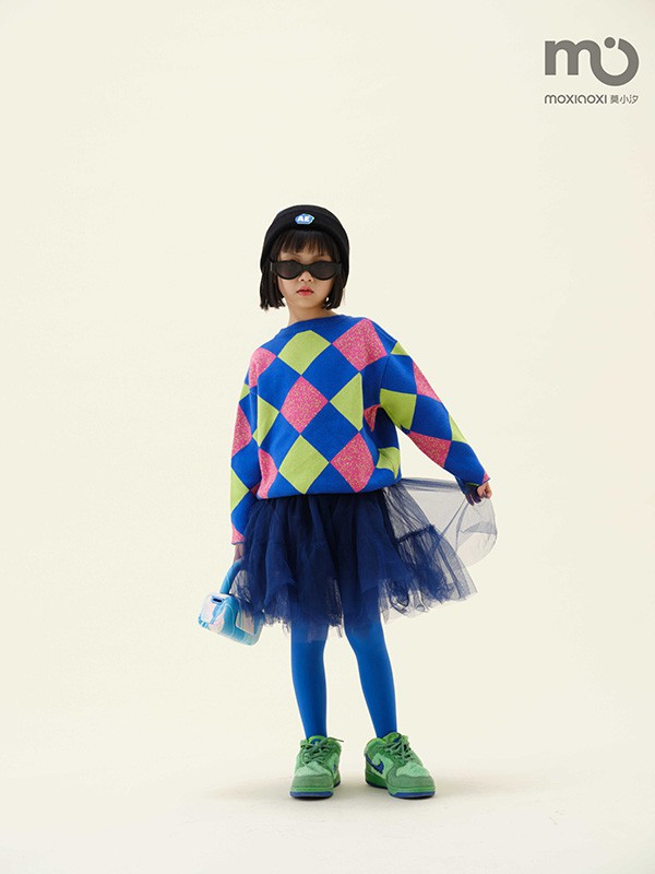 莫小汐童装设计的特点以及蓝色冬款毛衣的介绍