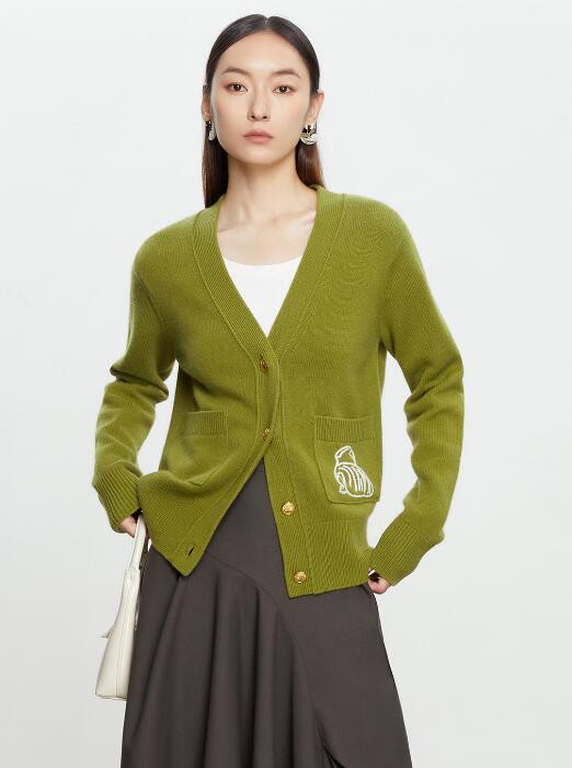 杰西伍女装品牌2023年秋冬新款绿色毛绣开襟衫