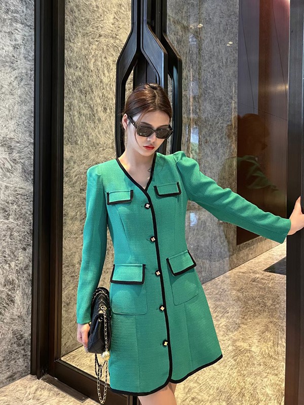 杰西伍女装品牌2023年秋冬新款墨绿色连衣裙