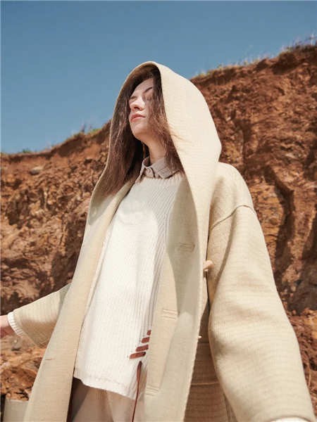 珂尼蒂思品牌女装2023年秋冬新款米白色的经典版型大衣