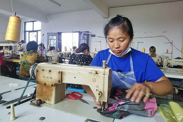 雅安市立足羽绒产业链,形成“雅羽裁缝”特色劳务品牌
