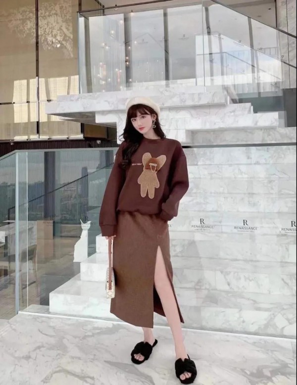 吉芬品牌品牌女装春夏新款圆领卫衣棕色印花卫衣